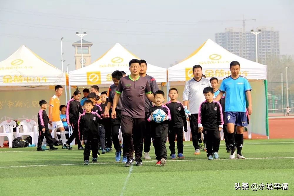 足球公益比赛上周,热爱足球的小伙伴们