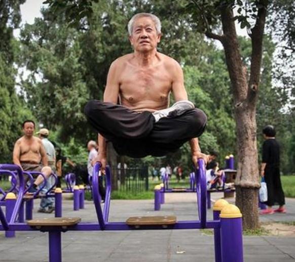 久坐后起身腰痛怎么回事,久坐导致的腰肌劳损比较痛怎么办