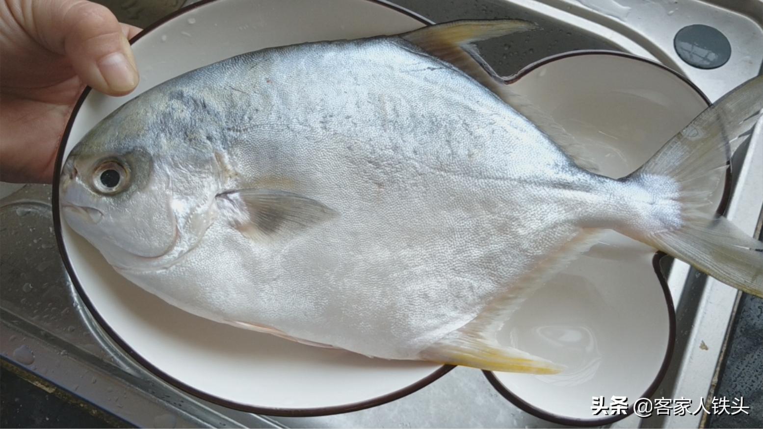 金鲳鱼加菜家常做法,香菇蒸金鲳鱼