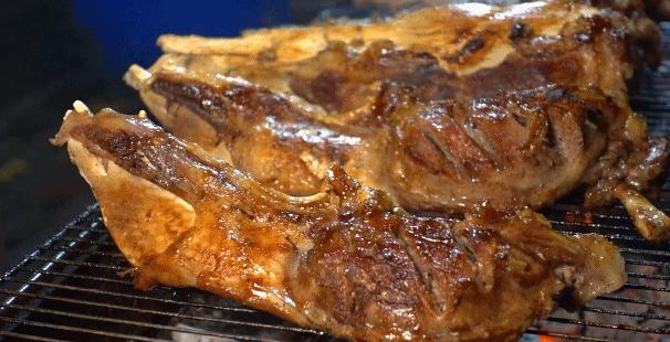 你愿意把夜晚交给谁？是舞台上的高跟鞋，还是大排长龙的宵夜摊