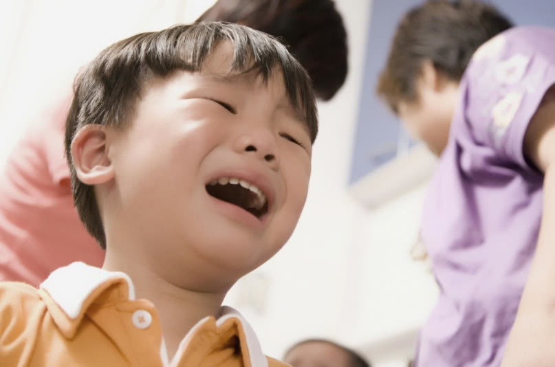 孩子饿醒后哭也不管用，独自跑去厨房，接下来的做法惹笑网友