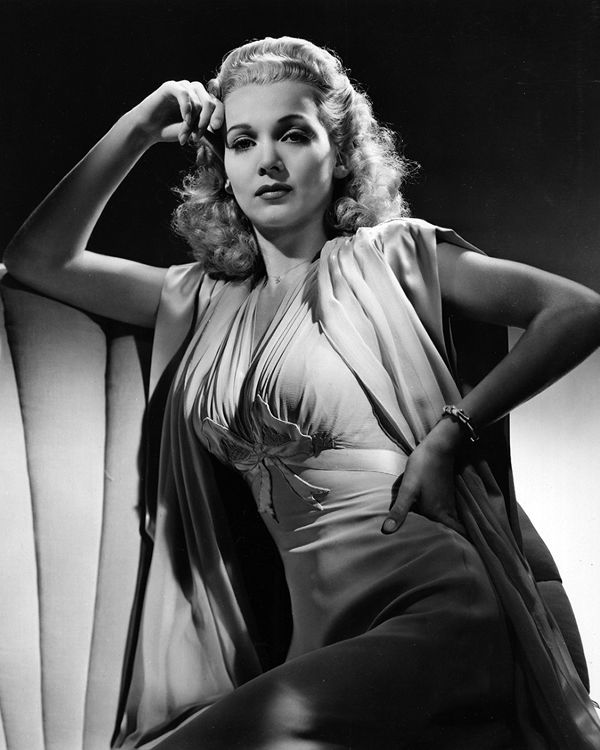 梦露最早的封面照,梦露一开始是金发吗