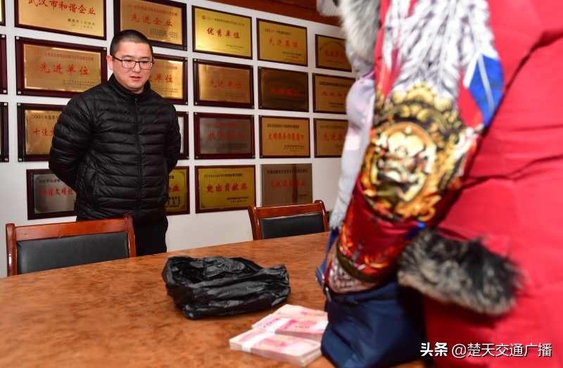 的哥深夜捡4000多元现金寻失主,的哥捡到15万元现金主动报警归还