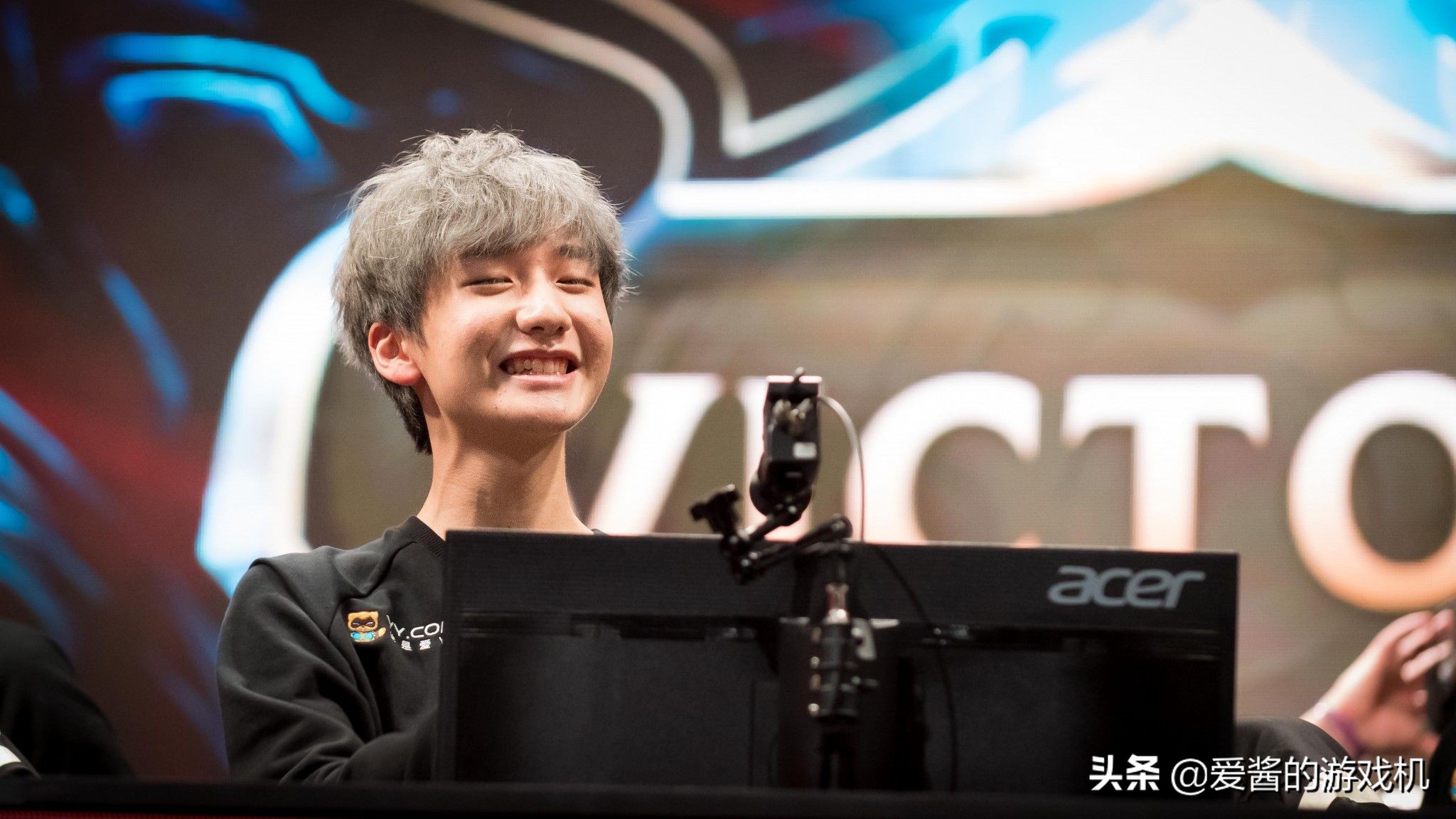 爱酱电竞时分:Faker穿西装像哈利波特?小花生比赛失利深夜发文