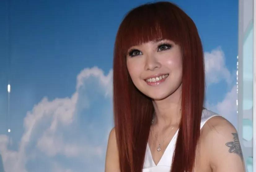 卖假包骗闺蜜！被虚荣心毁掉的女星丁小芹，从康熙女神沦为罪犯