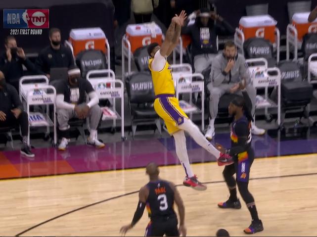 浓眉哥单打克劳德视频,浓眉脚踢克劳德裆部引热议