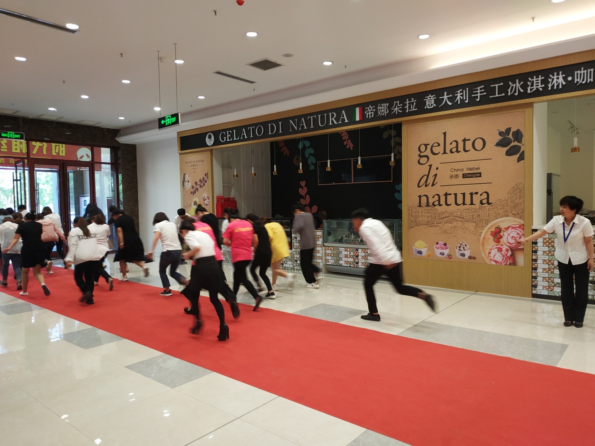 商业综合体消防安全演练视频,时代广场各门店消防演练圆满完成