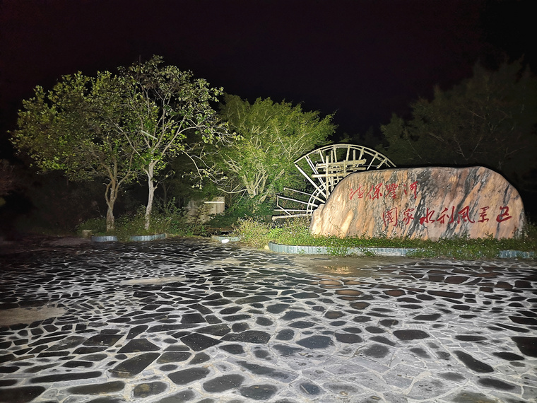 自从拍完这个手电之后，公园里人少了好多