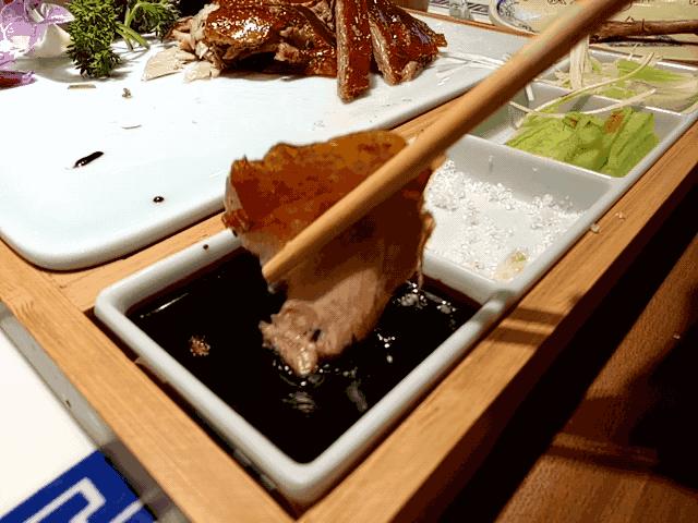 烤鸭肥而不腻回味无穷,烤鸭真好吃又酥又香