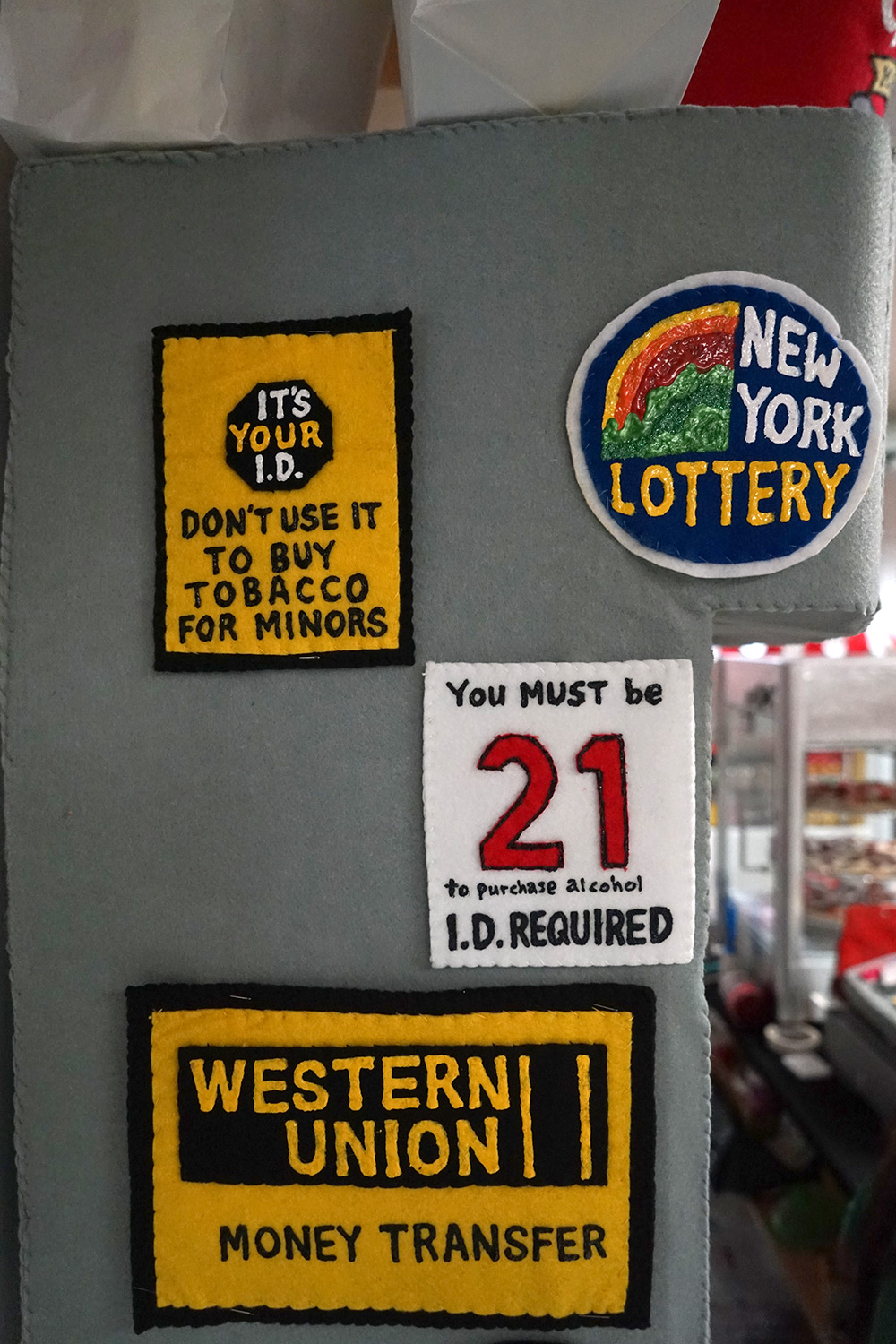 她开了间奇怪的店，货品琳琅满目，却一件也买不了