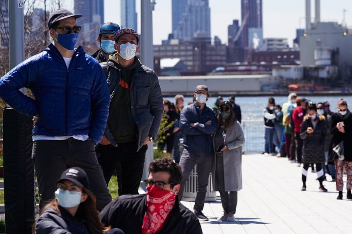 上万美民众无视病毒聚集,兴奋看飞行表演,飞机还飞过自由女神像