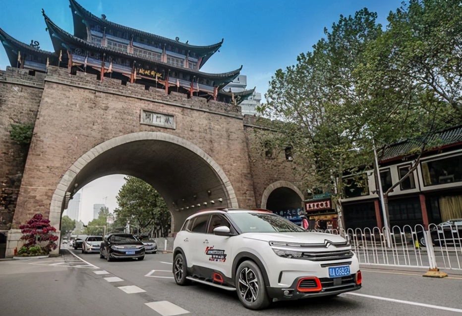 雪铁龙世嘉噪音大是什么原因,雪铁龙冷车启动踩油门异响