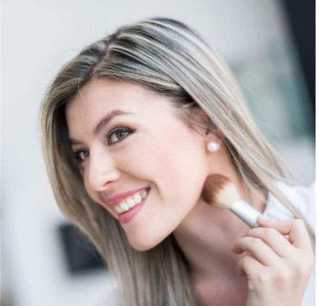 脸色发黄发暗不脱妆的粉底液,早上涂的粉底中午脸就暗沉了