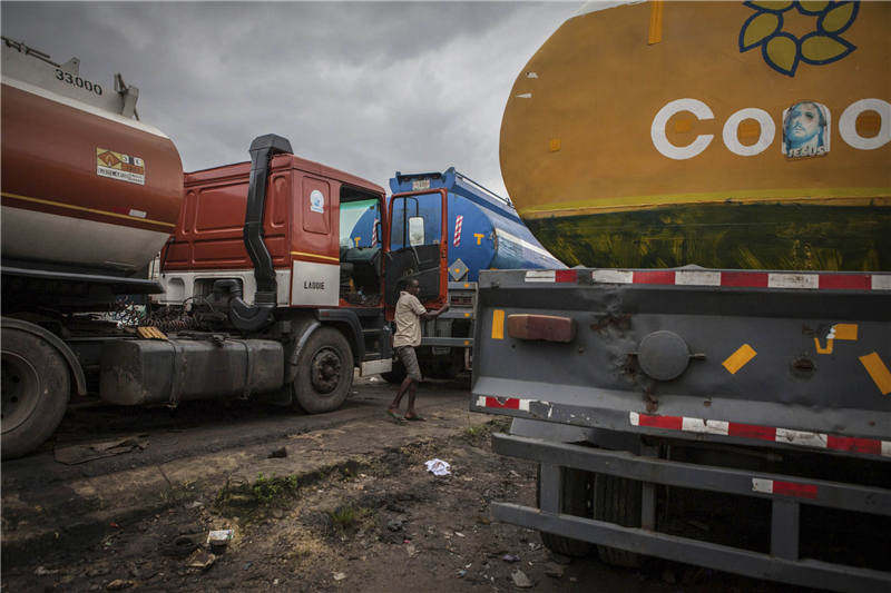 医疗系统不堪重负,油价暴跌使政府财力受限:尼日利亚正面临着怎样的困局?
