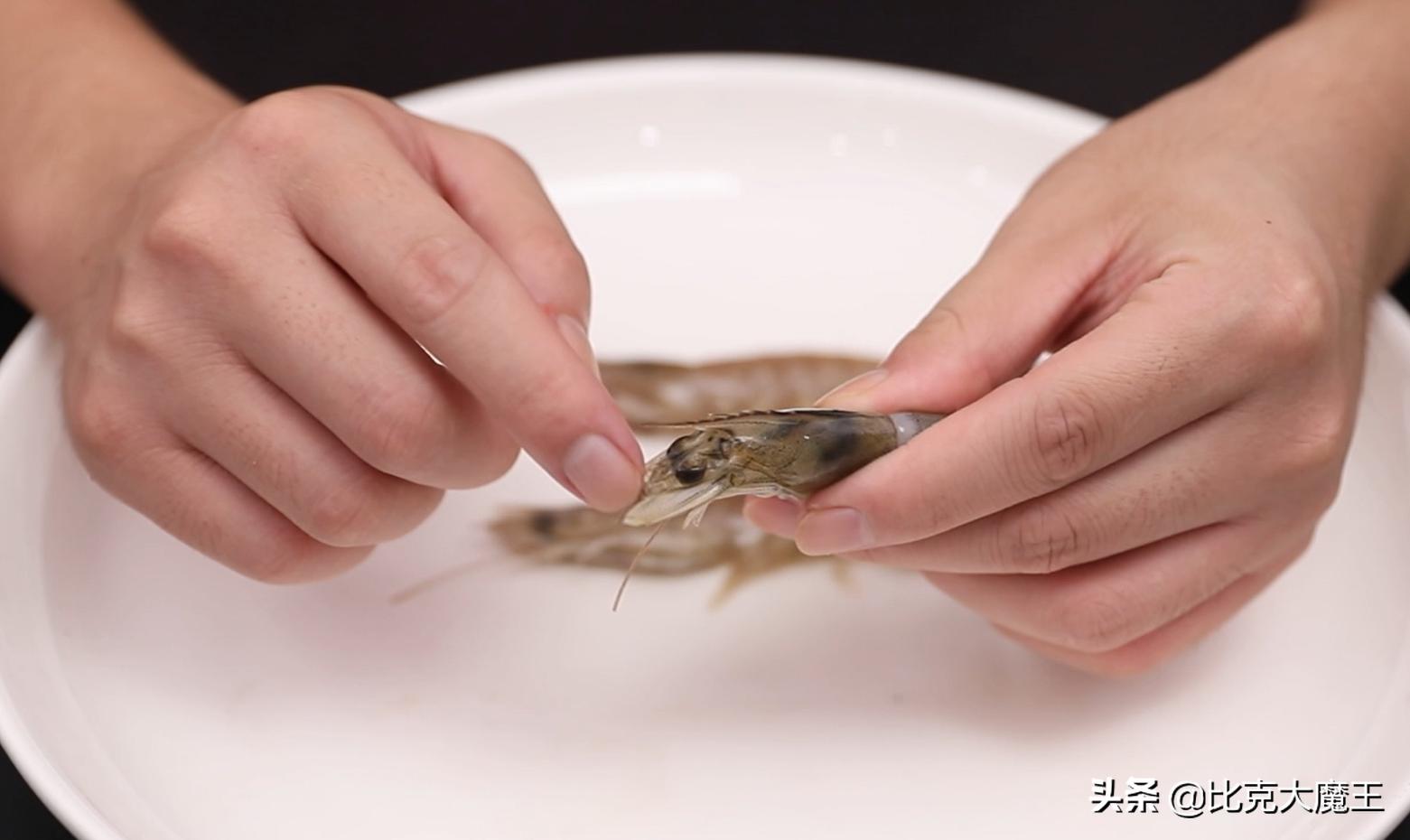 吸管挑虾线去虾头,去虾线别把虾掰断了