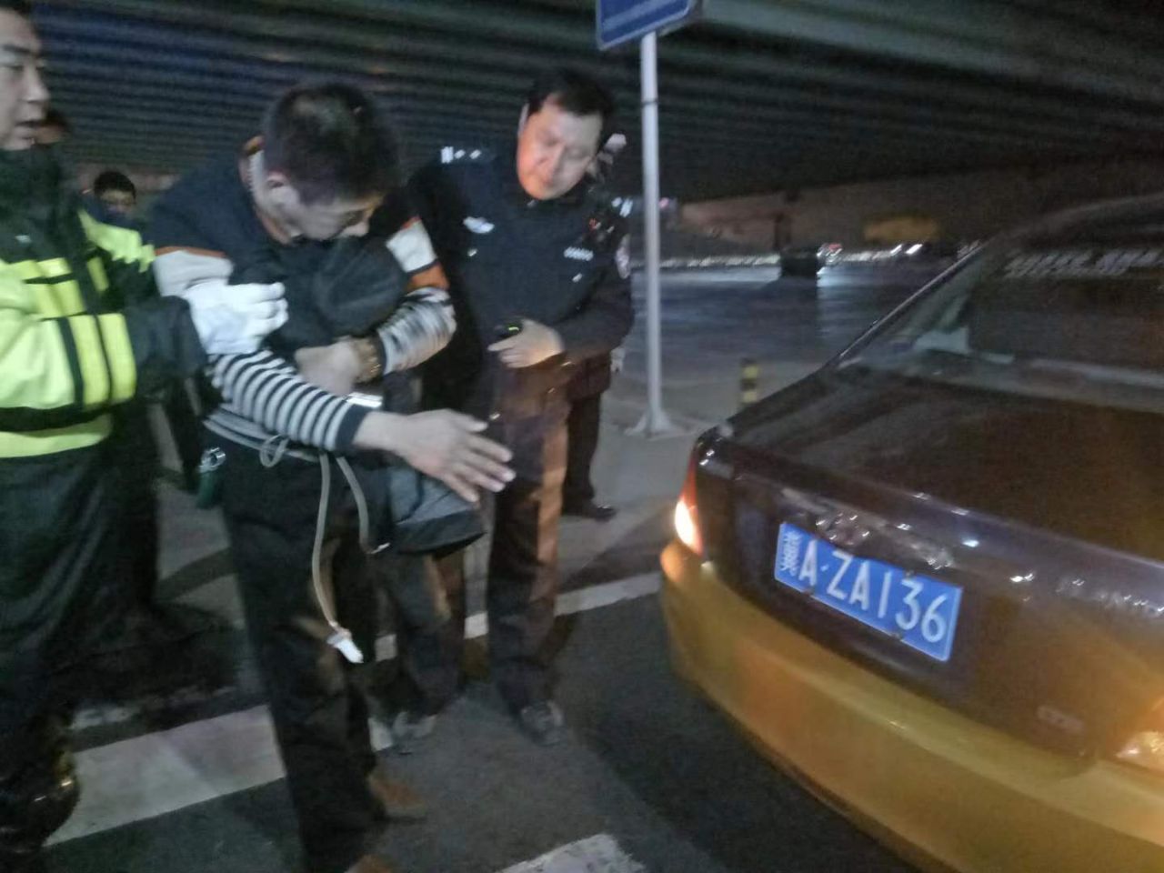 石家庄市出租车事故,天津出租车司机撞车后逃跑后续