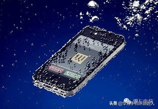 手机进水关机了怎么处理,手机进水里了正确处理方法