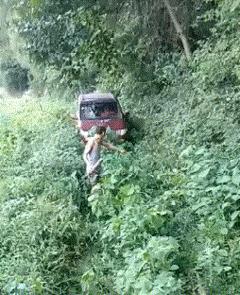 在楼梯上摔倒的搞笑视频,楼梯上摔下来搞笑图片