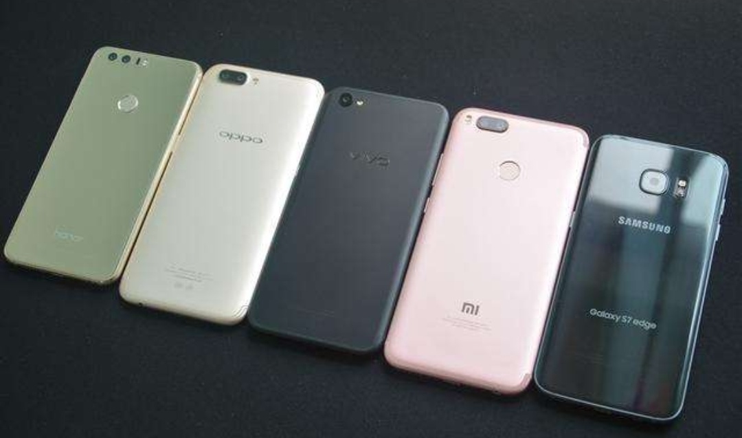 从充话费送华为手机到成为国内手机大哥大，这其中发生了什么？