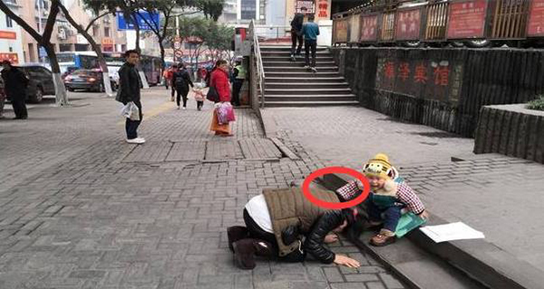 95后姑娘*身卖**救父、单亲母亲下跪磕头：死亡并不是终点，绝望才是