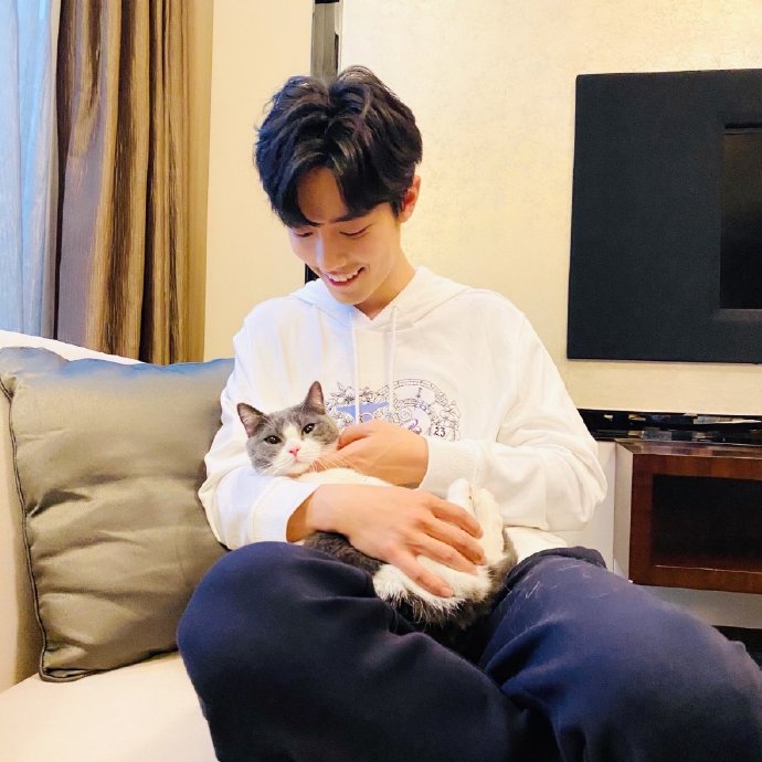 肖战新造型穿益字白T,手绘漫画传递正能量,总算复出有望了