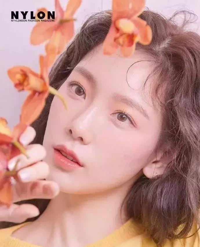 泰妍奚梦瑶,奚梦瑶穿miumiu黑钻吊带裙