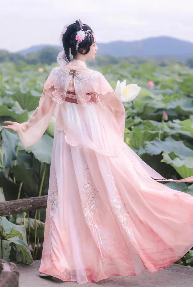 汉尚华莲汉服爆款,华莲红汉服