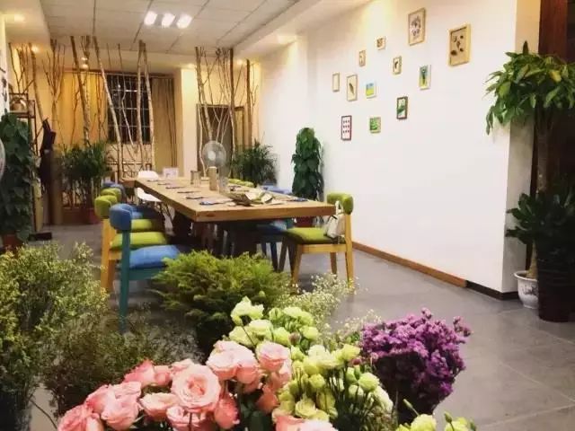 她31岁放弃北漂高薪，回归森林“捡垃圾”，用树叶打造出人间仙境