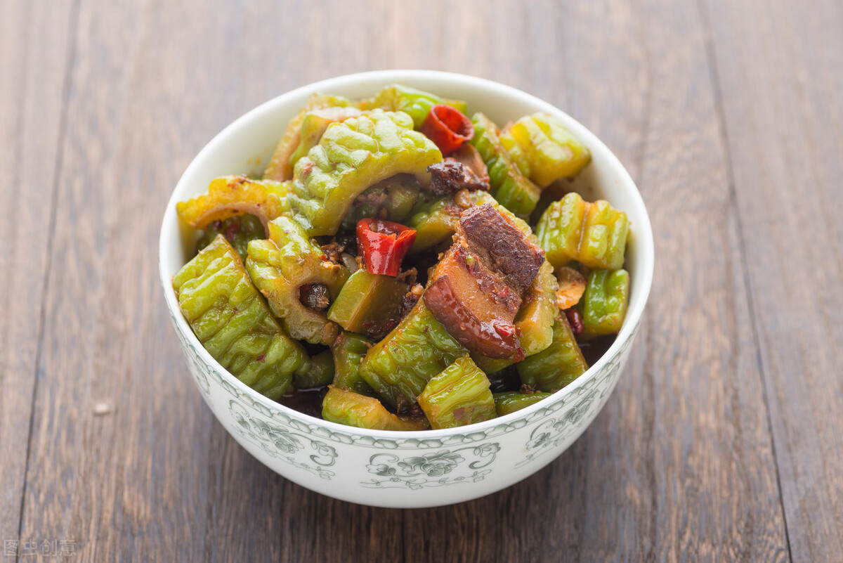 苦瓜怎么炒才不苦好吃,苦瓜要怎么炒才好吃又不苦