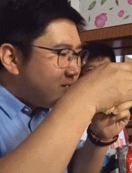 开心一刻gif下雨天,搞笑gif笑到肚子疼意外瞬间特辑