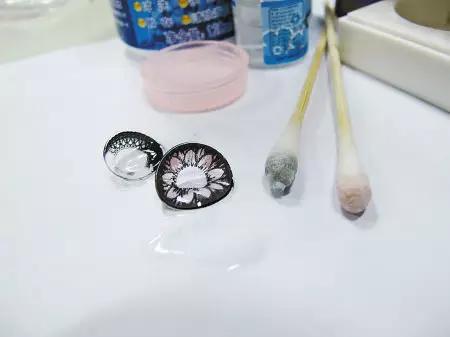 青少年女生戴美瞳会影响眼睛视力 (女生戴美瞳的后果导致眼睛失明)