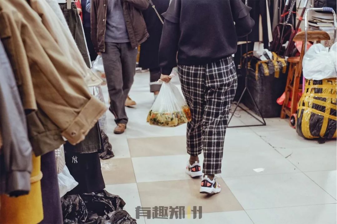 郑州银基商贸城，时尚和繁华背后，多的是你不知道的辛苦和忙碌