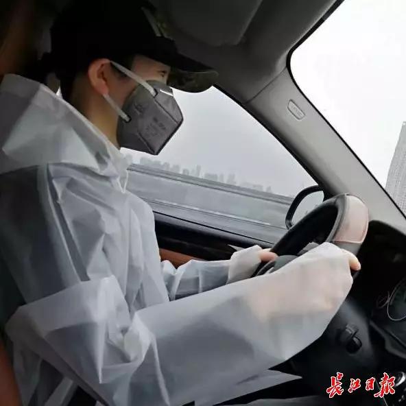 在抗疫一线彰显青春担当,在战役一线彰显担当与责任