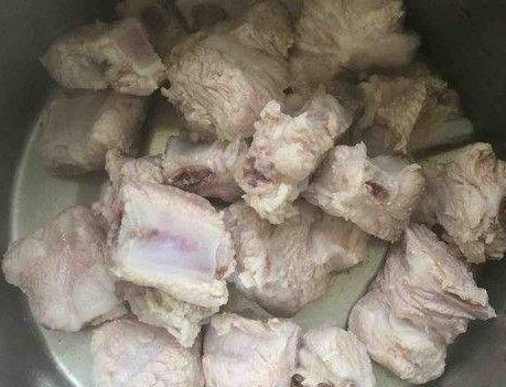 炖排骨汤什么时候放油,炖排骨汤先放盐了怎么办