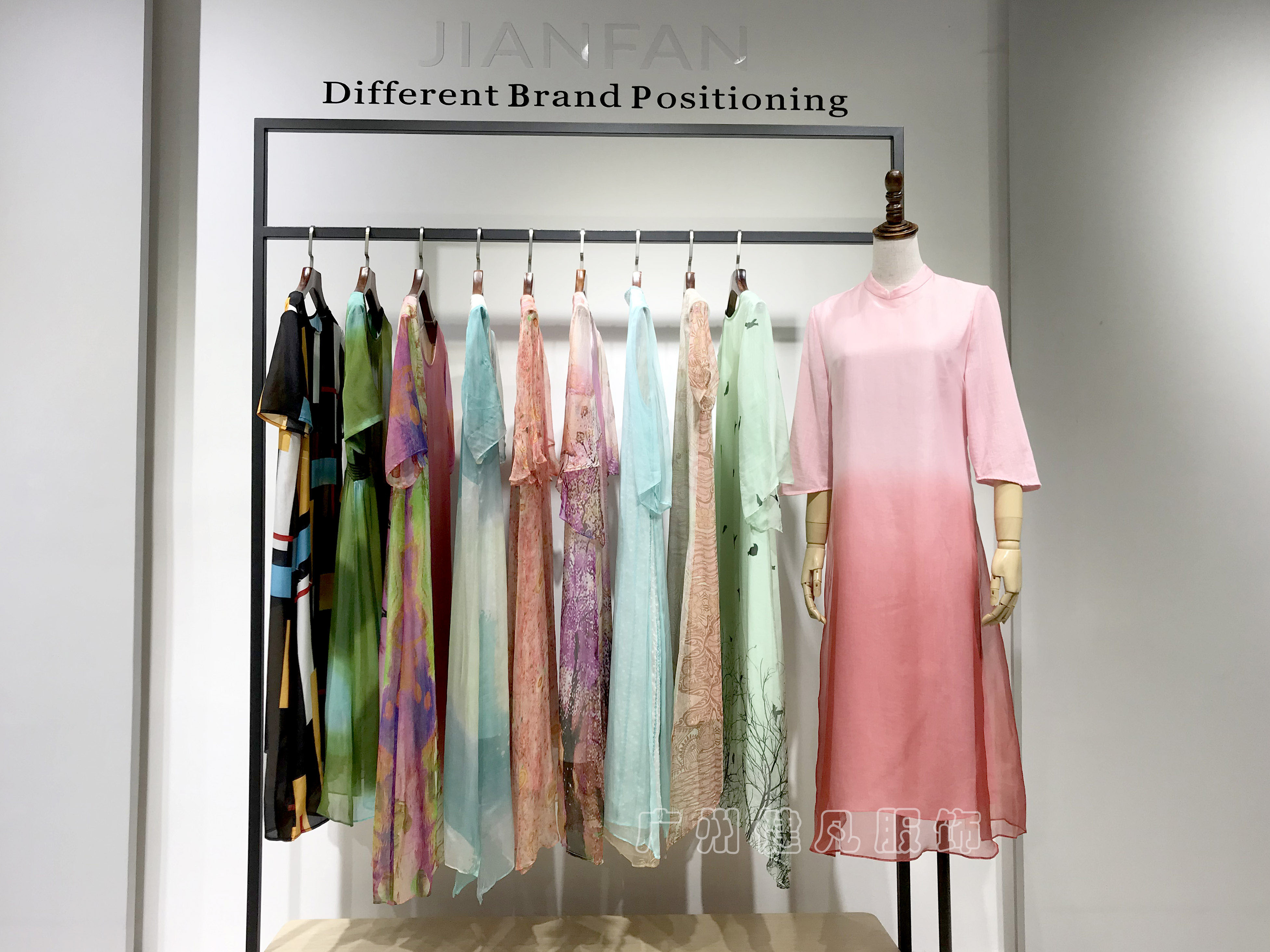 批发真丝连衣裙厂家直播,厂家直销批发真丝连衣裙