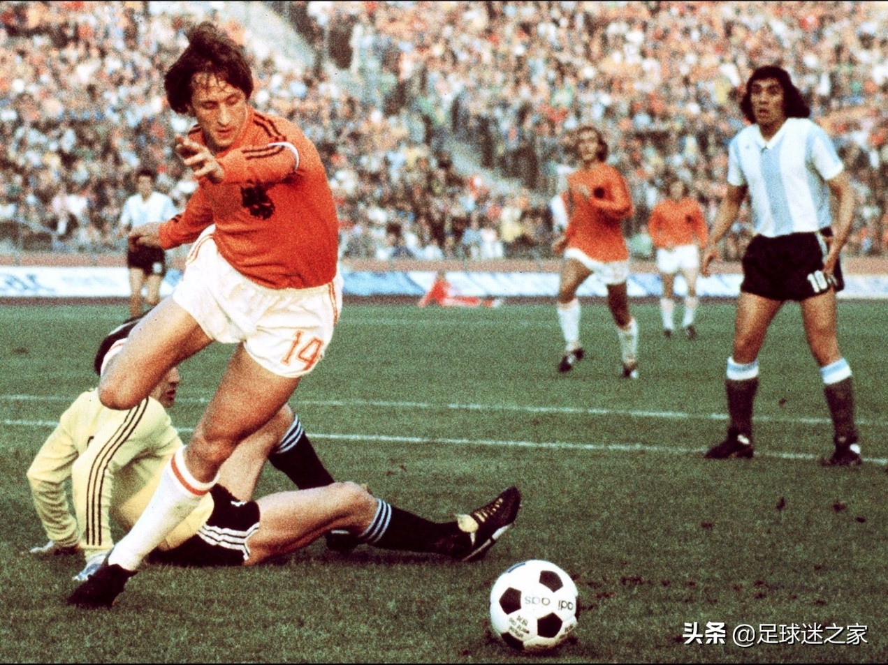 荷兰足球最出名的左右边后卫,世界足坛边锋排行