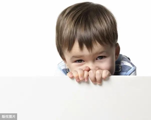 孩子胆小害怕是教育过早造成的吗,孩子总是特别害怕犯错