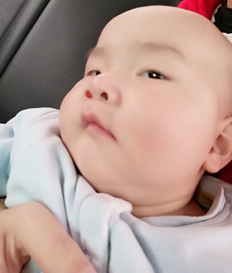 一岁半宝宝半夜睡觉突然大哭抓头,小月龄婴儿睡觉手乱抓把自己吓醒