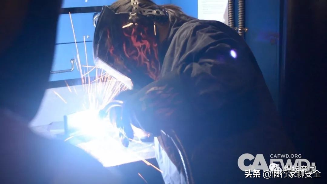 电焊机有空载电压,电焊机空载电压90伏正常可以修吗