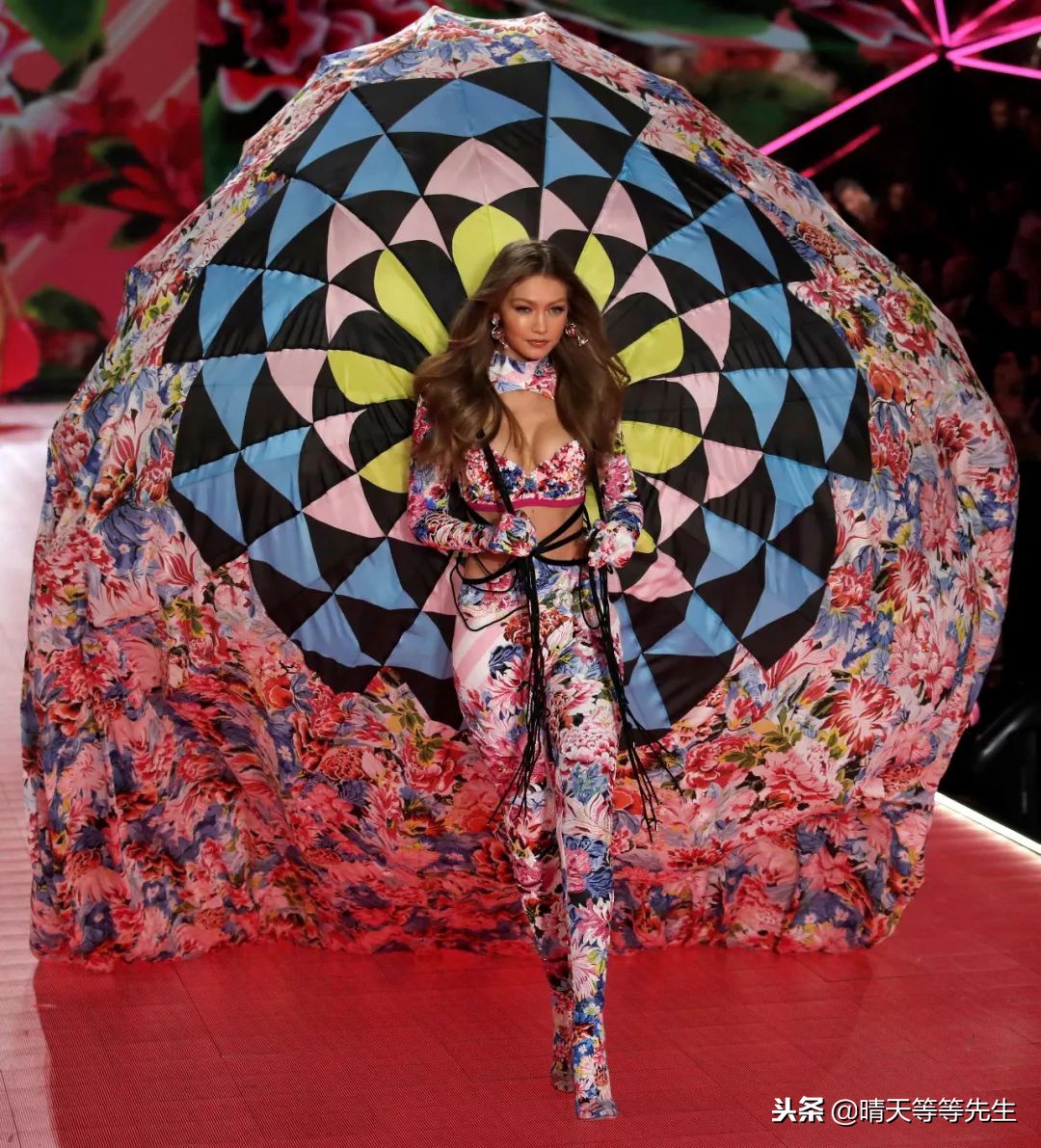 2018维密刘雯依旧气场,2018维密走秀完整视频刘雯