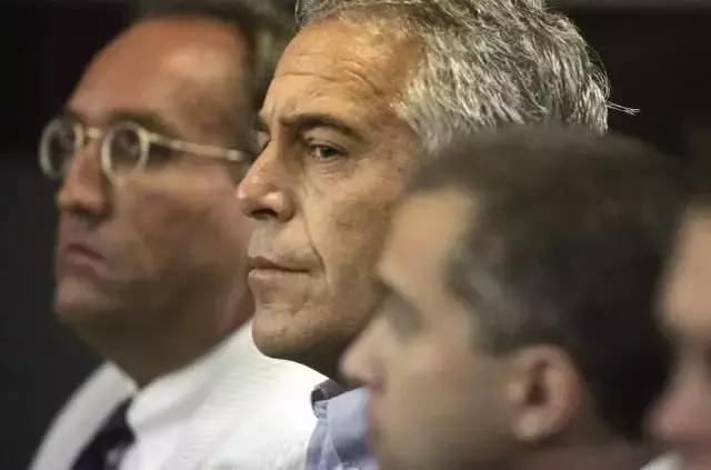 美国富豪“淫媒”死亡，“*奴性**岛”牵涉多少政要权贵？