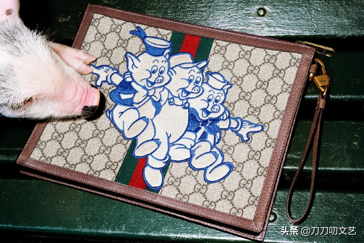 笑成佩奇，奢侈大牌被吐槽的中国风，遇到猪年竟然也可爱了起来