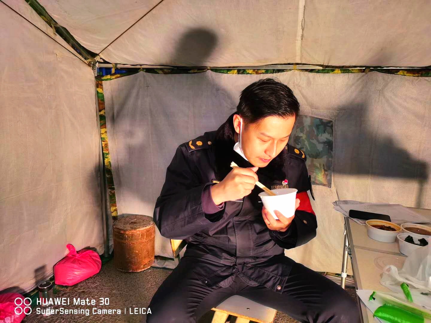 90后青年志愿者抗疫一线显担当,抗击疫情00后志愿者的青春担当