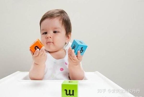 锻炼小婴儿的手指会让宝宝更聪明，妈妈们快抓住这4个阶段练习吧