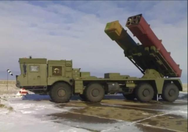 俄罗斯旋风122毫米火箭炮,俄罗斯发射龙卷风火箭炮