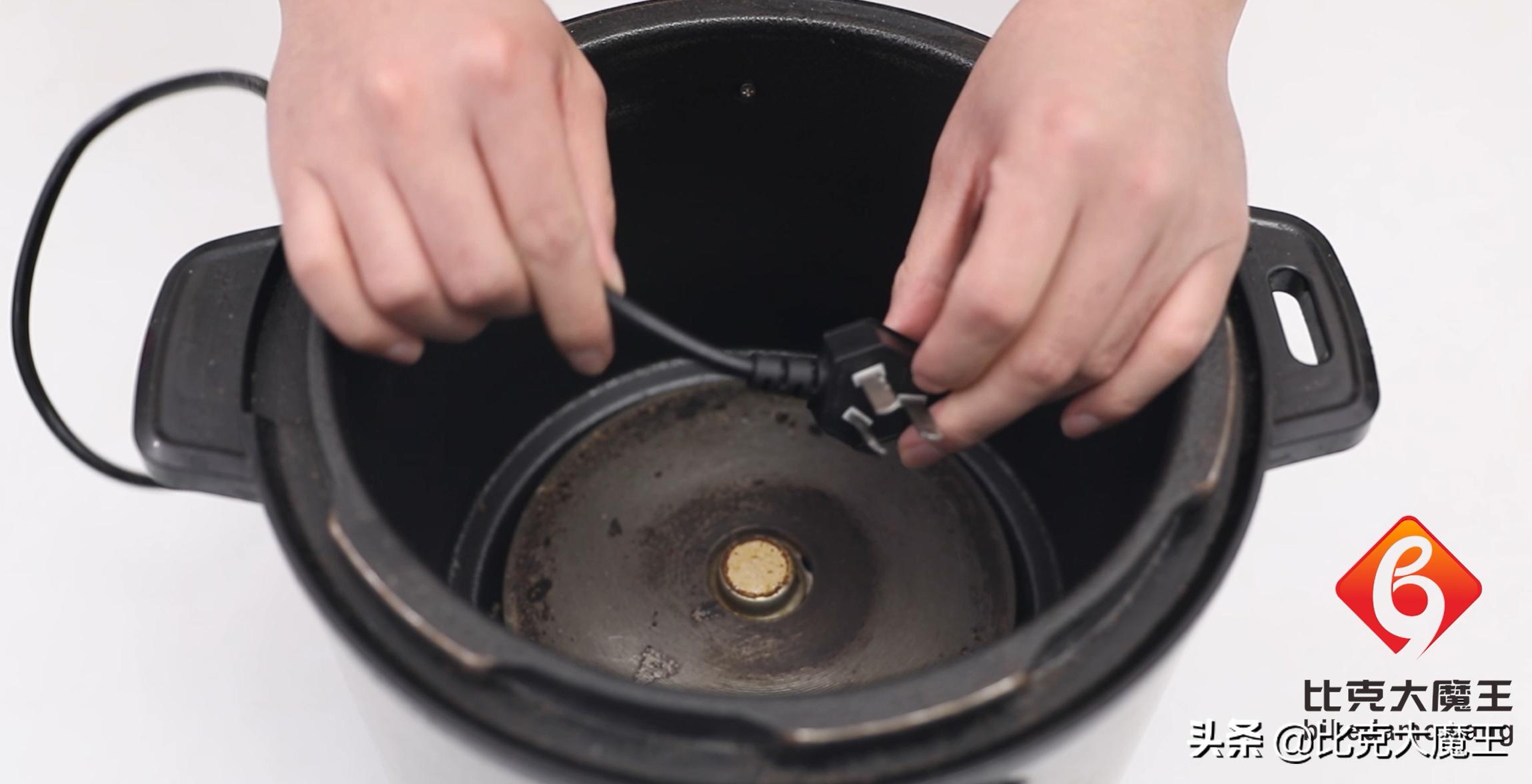 电饭锅发热盘烧糊怎么办,电饭锅加热盘烧焦黑怎么清洗