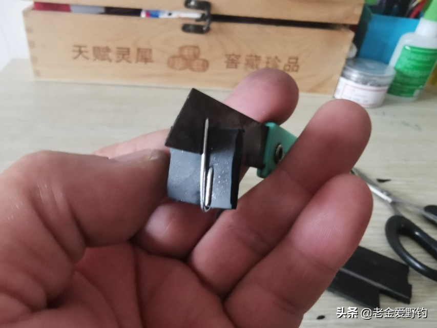 自制绑钩器的绑钩演示,绕线圈自制绑钩器可以绑袖钩