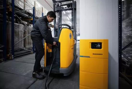 IFOY大奖入围产品巡礼之六——永恒力ERC216zi站驾式电动堆高机