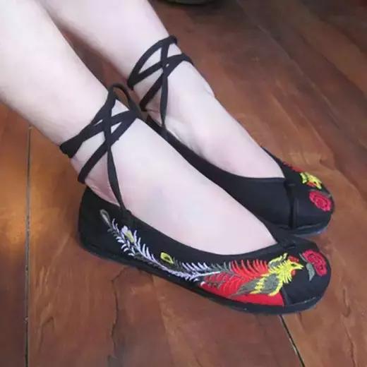 多年失传的绣花鞋,99两双传统工艺绣花鞋