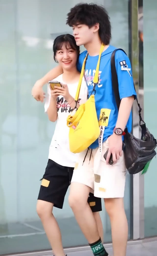 最近很火的一对情侣街拍,街拍情侣最萌身高差穿搭